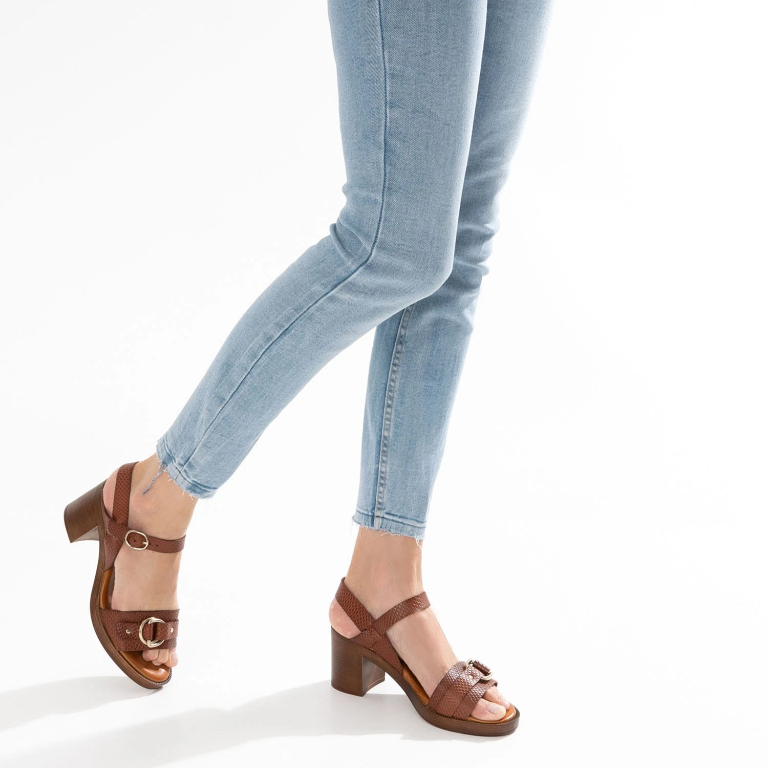 Sandale Cognac En Cuir Embossé Avec Anneaux 4 Sandale Cognac En Cuir Embossé Avec Anneaux – Image 2