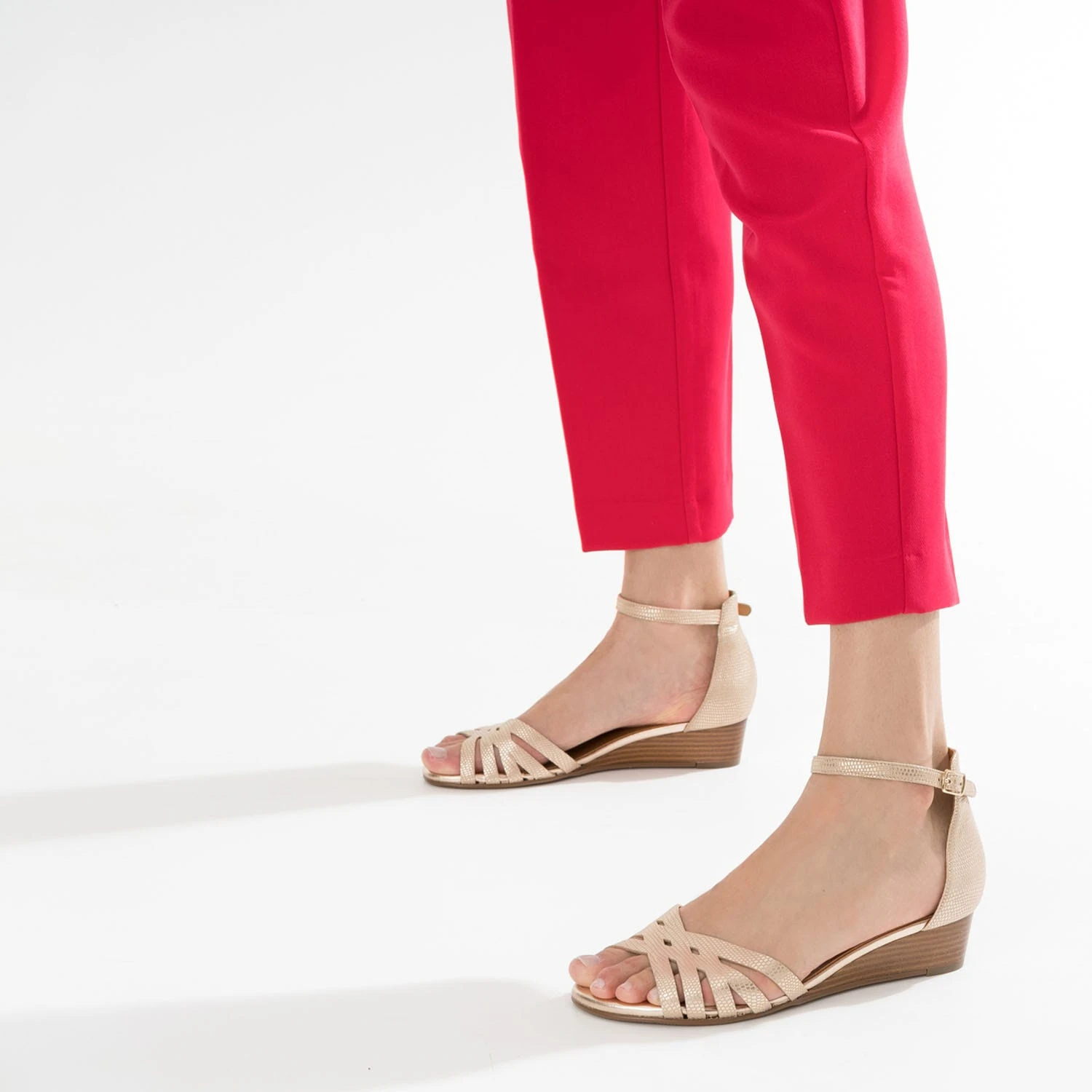 Sandale Compensée ERAM FLEX Dorée En Cuir Embossé 4 Sandale Compensée ERAM FLEX Dorée En Cuir Embossé – Image 2